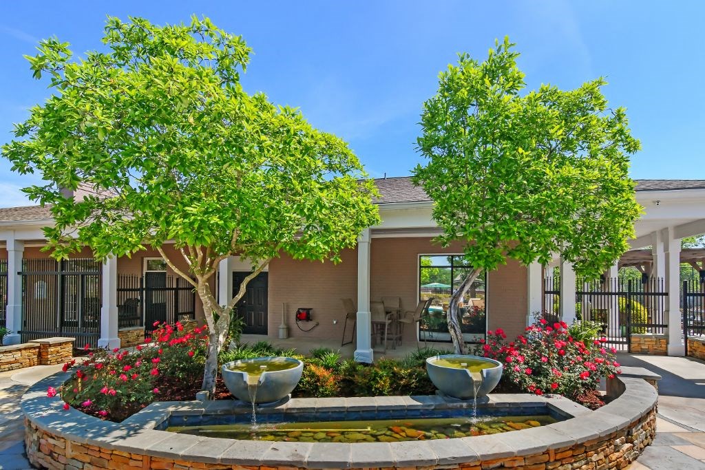 the preserve at ballantyne commons community courtyard  at Highpointe Apartment Homes, Brandon, 39042