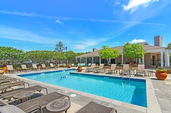 Swimming Pool And Relaxing Area at Highpointe Apartment Homes, Brandon, MS, Mississippi