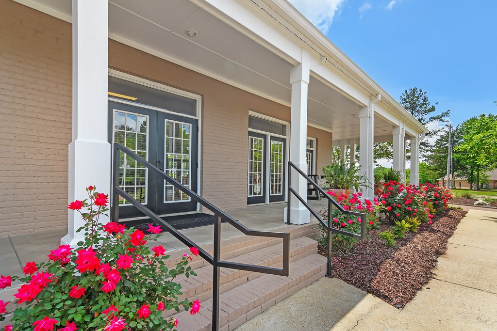Apartment entrance with stairs at Highpointe Apartment Homes, Mississippi  , 39042