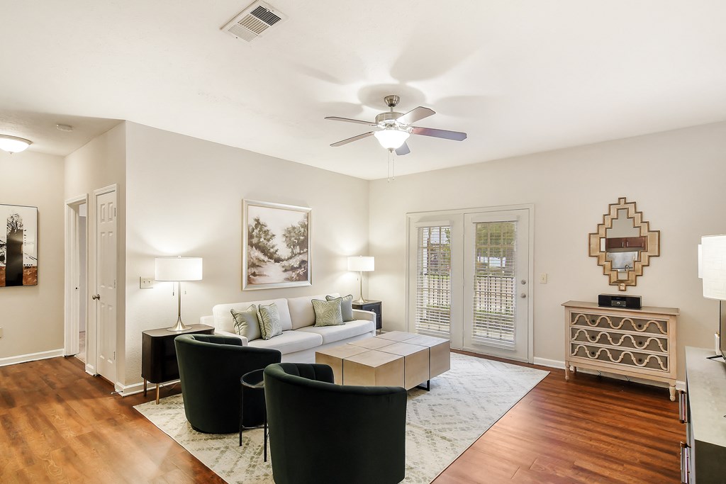 Living Space Plenty Of Natural Light at Highpointe Apartment Homes, Brandon, MS, Mississippi  , 39042