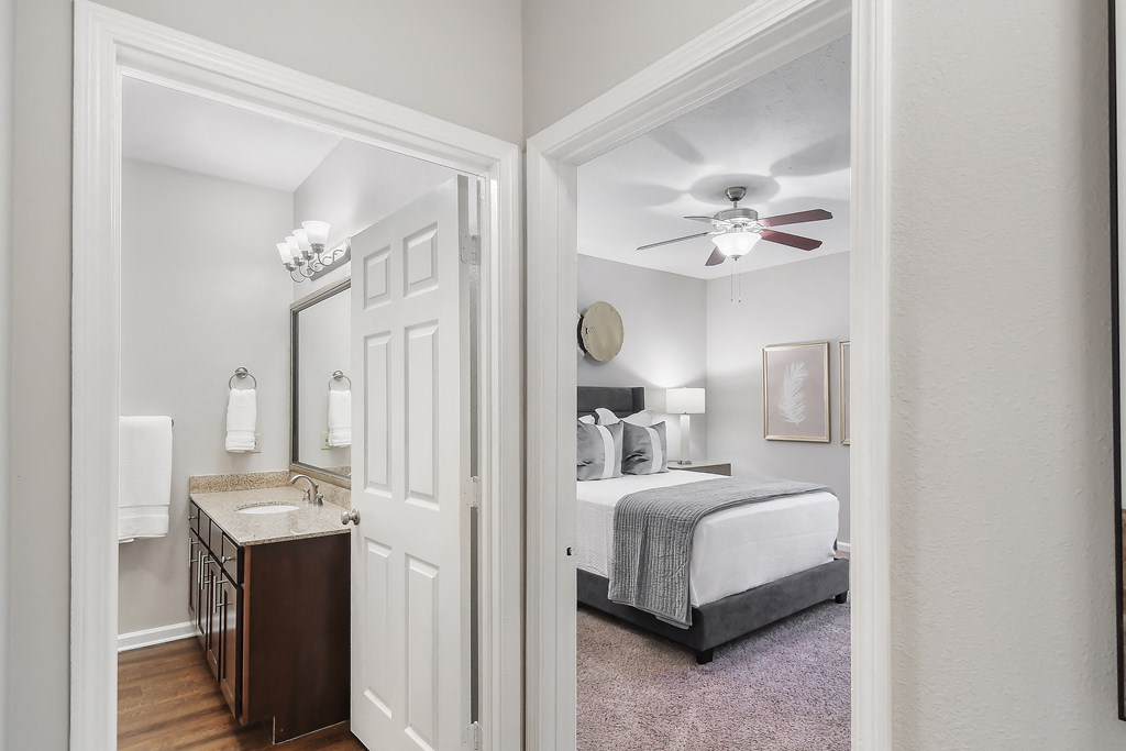 Large Bedroom En-Suite Bathroom at Highpointe Apartment Homes, Brandon, MS, Mississippi  , 39042