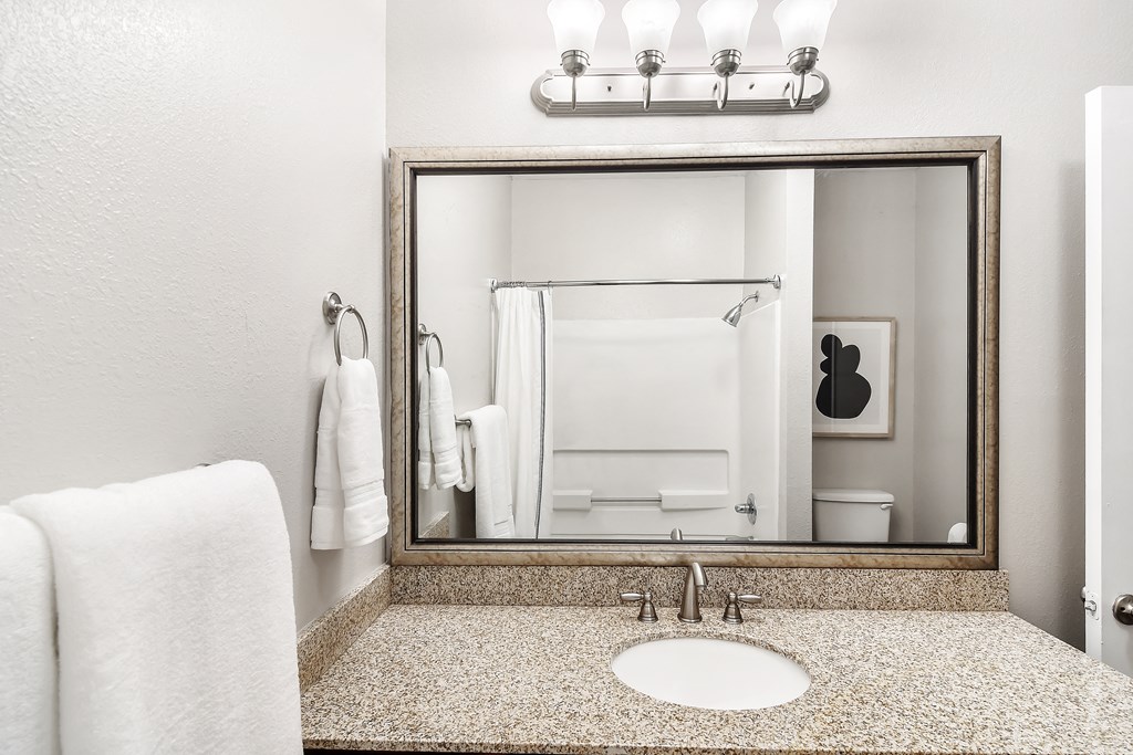 Luxurious Bathrooms at Highpointe Apartment Homes, Mississippi