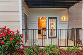 Patio at Highpointe Apartment Homes, Brandon, MS, 39042