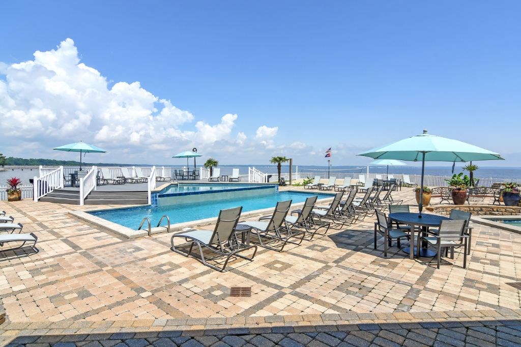 a swimming poo at Lakeshore Pointe Apartment Homes, Brandon, 39047