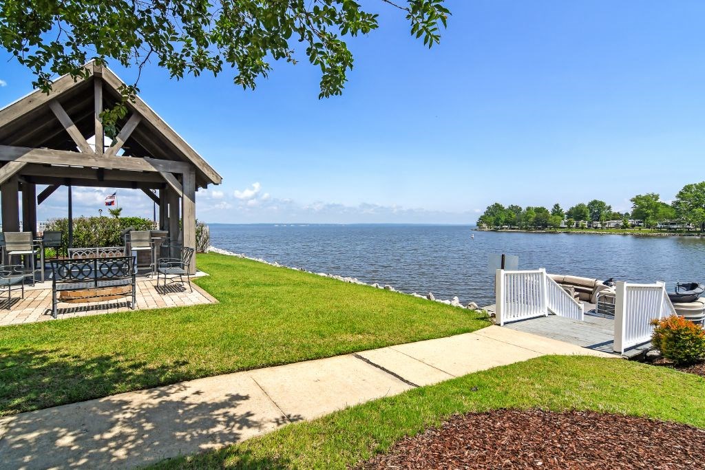 a gazebo with a view of a lake at Lakeshore Pointe Apartment Homes, Mississippi