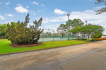 Basketball court at Lakeshore Pointe Apartment Homes, Brandon, MS, 39047