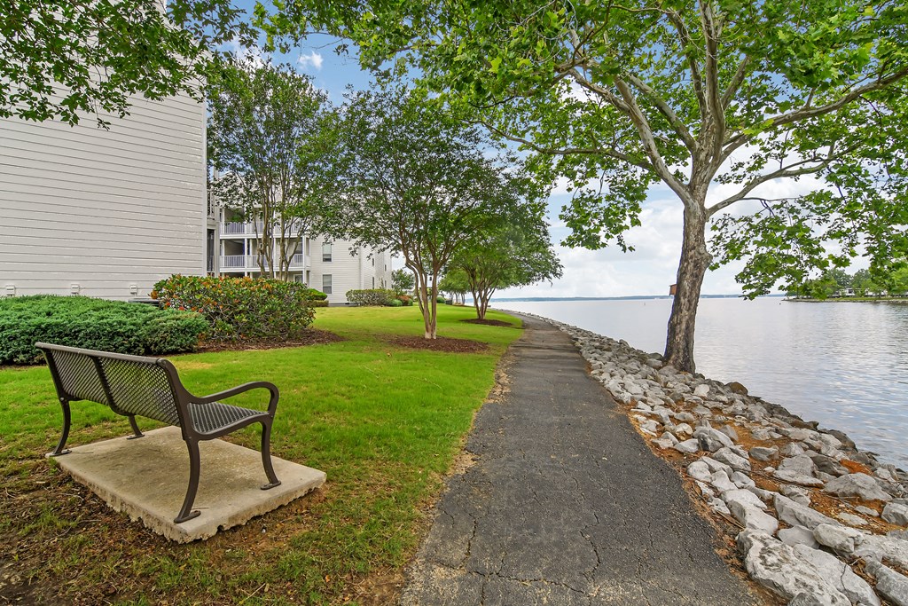 Walking trail at Lakeshore Pointe Apartment Homes, Mississippi, 39047