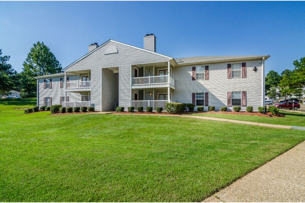 Apartment Exterior at Laurelwood Apartment Homes, Laurel, Mississippi