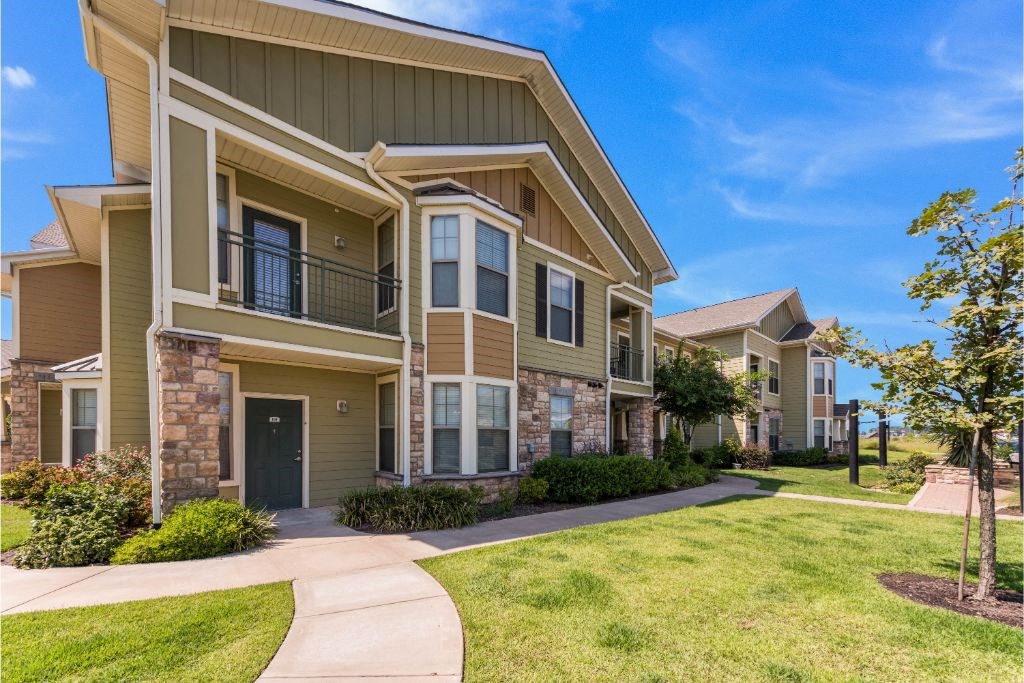 Apartment Exterior at Wellington Grande Apartment Homes, 75605