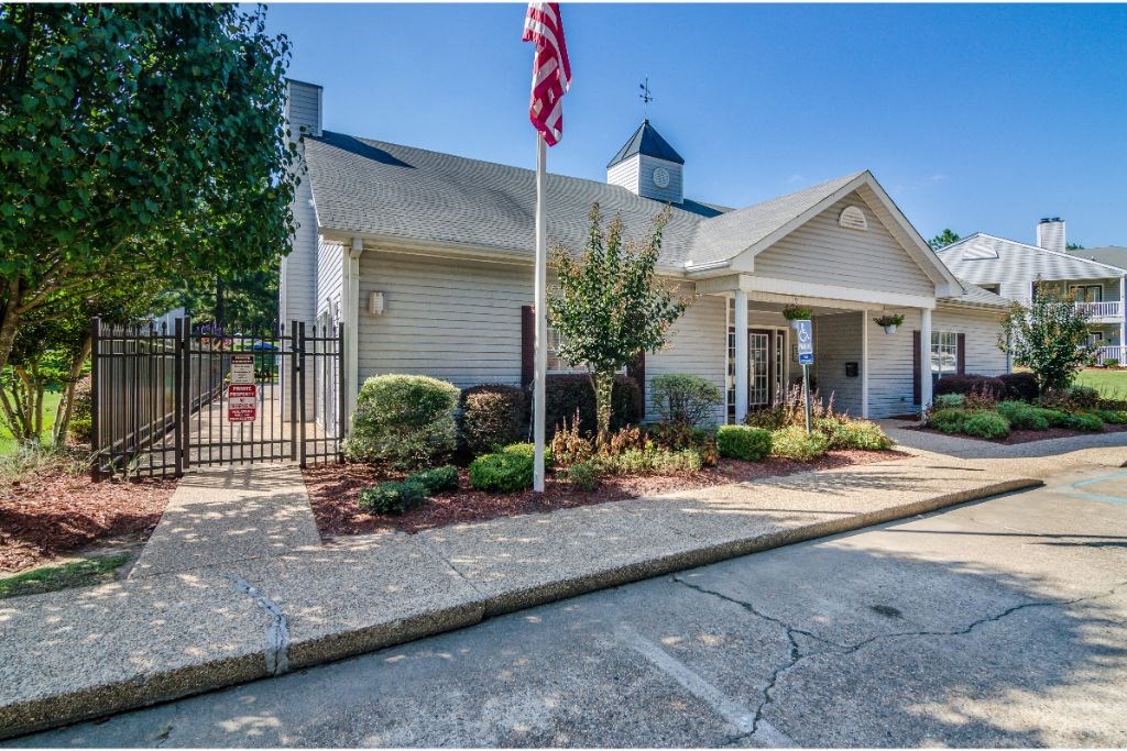 Leasing Office Exterior at Laurelwood Apartment Homes, Mississippi