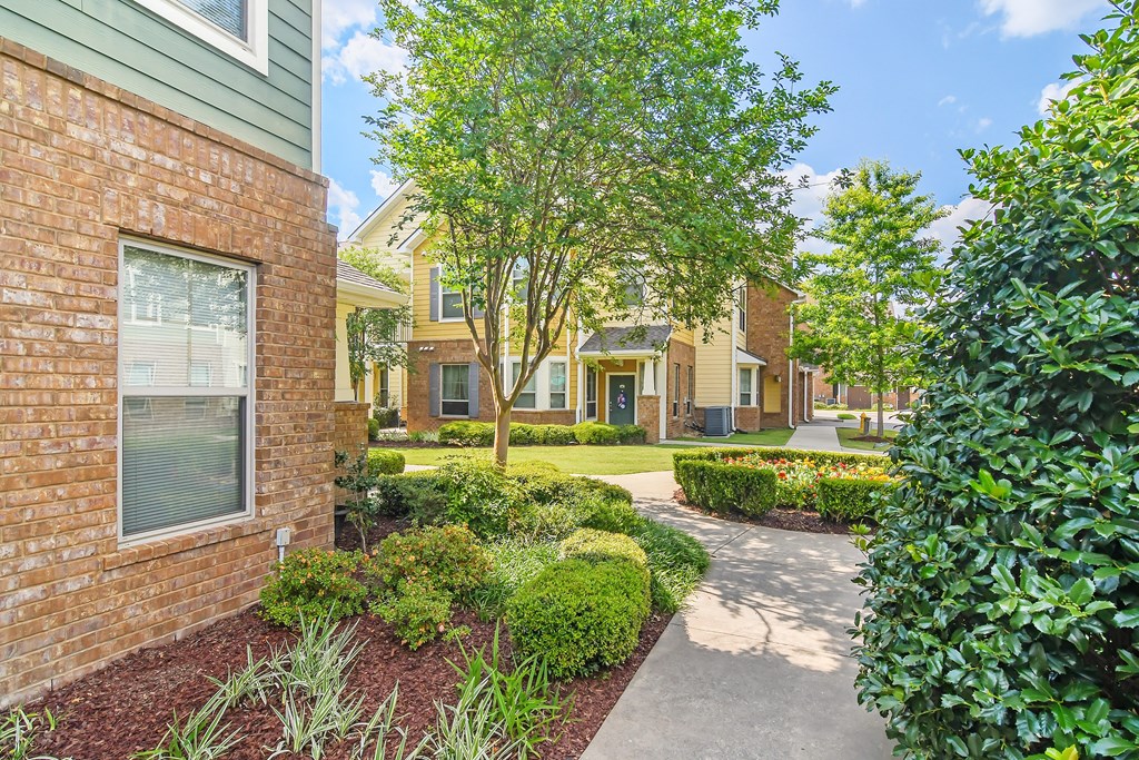 the preserve at ballantyne commons apartments courtyard and exteriorat Audubon Park Apartment Homes, Louisiana, 70791