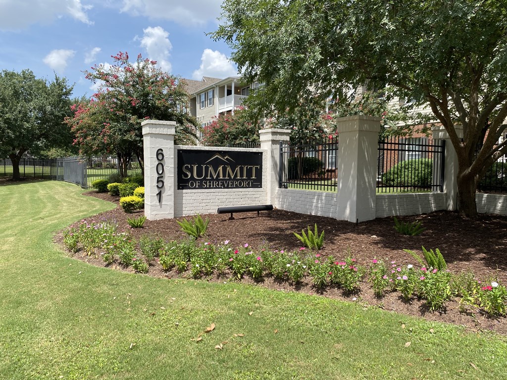 A sign that says Summit on a black background.