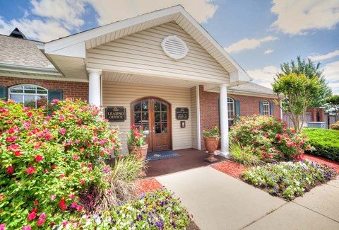 Grand Clubhouse Exterior at The Summit of Shreveport Apartment Homes, Shreveport, LA