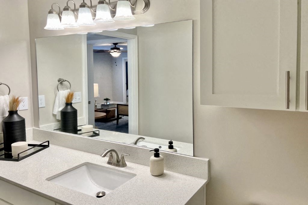 Large Bathroom at Reserve at Park Place Apartment Homes, Mississippi, 39402