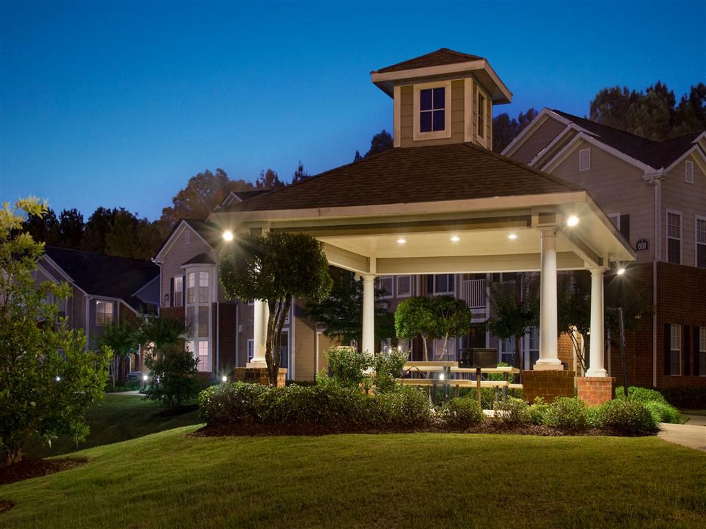 Outdoor Dining Area at Carlton Park Apartment Homes, Flowood, MS