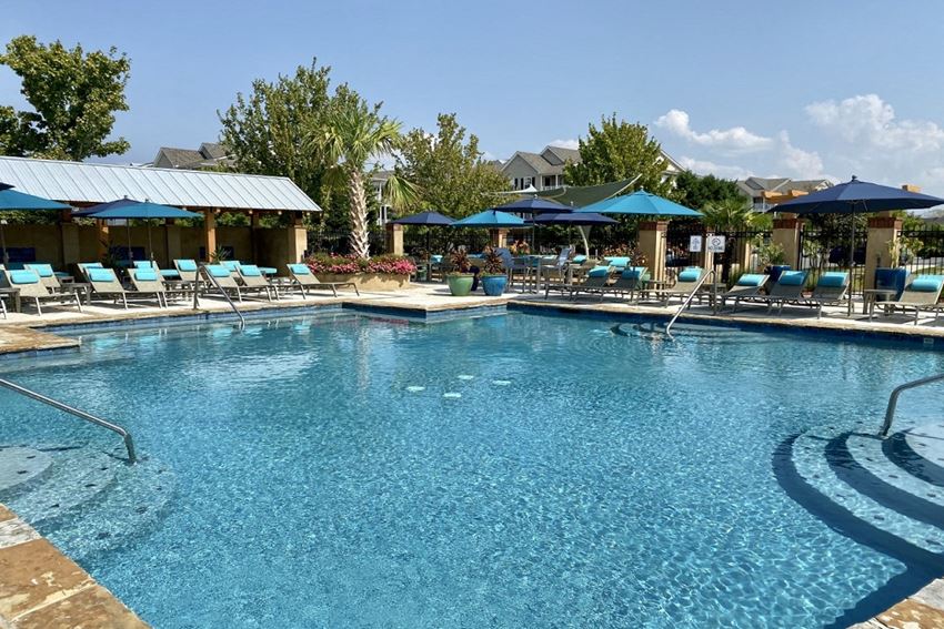 Resort Style Pool at The Summit of Shreveport Apartment Homes, Shreveport, Louisiana, 71105 - Photo Gallery 1