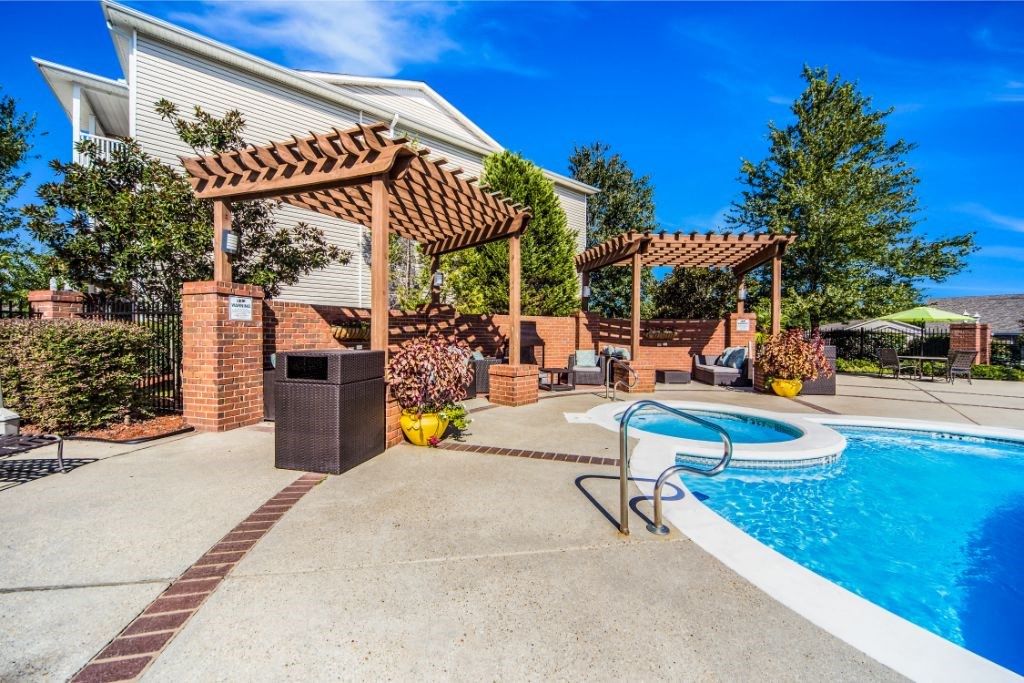 Covered Pool Seating at Reserve at Park Place Apartment Homes, Mississippi, 39402