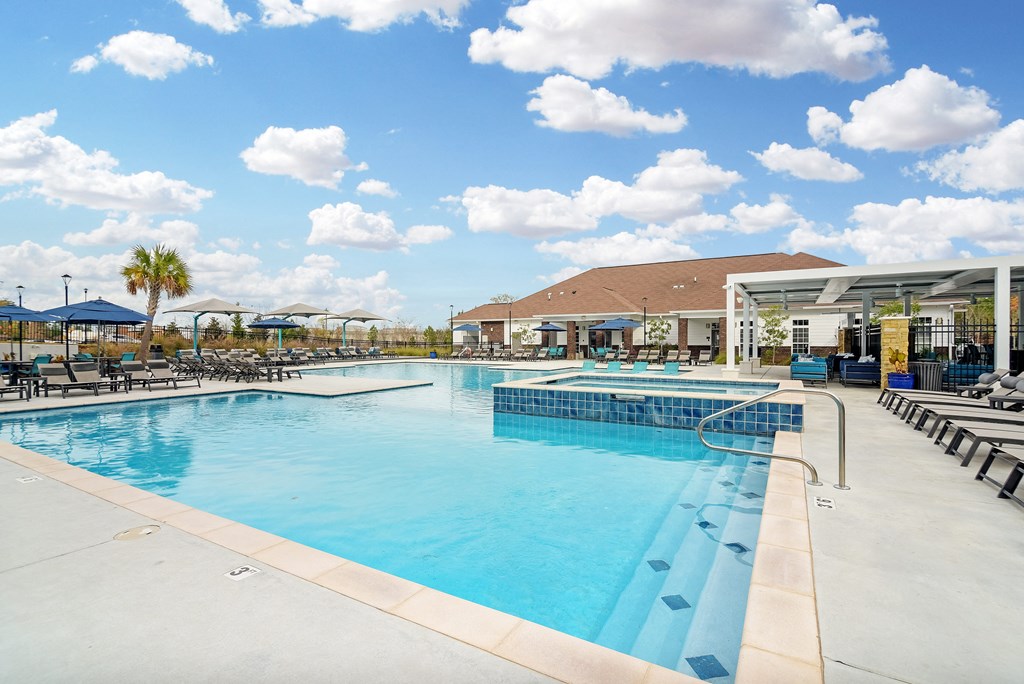 the swimming pool at the resort at longboat key club at The Met Apartment Homes, Hattiesburg, 39402