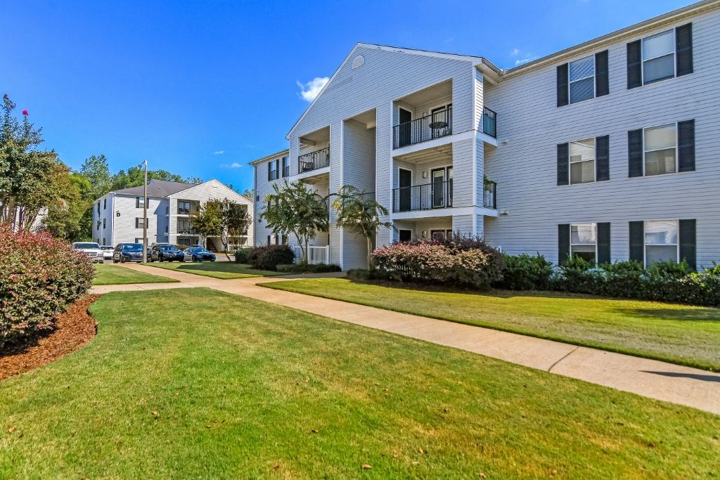 exterior of apartment building at Avalon Apartment Homes, Starkville, 39759