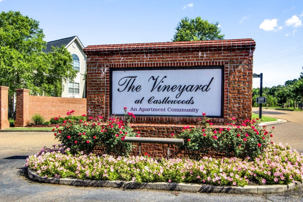 Welcome Sign at The Vineyard at Castlewoods Apartment Homes, Brandon, MS, 39047
