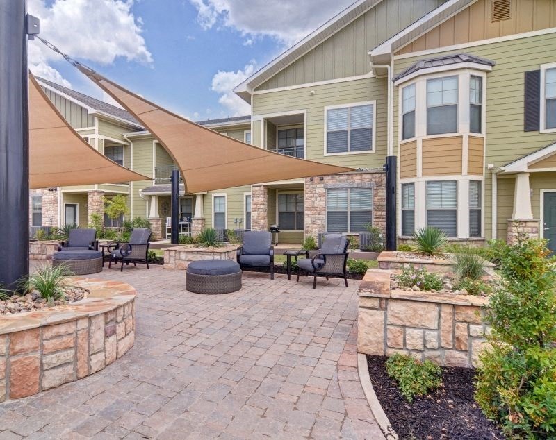 Outdoor BBQ Area at Wellington Grande Apartment Homes, Longview, Texas
