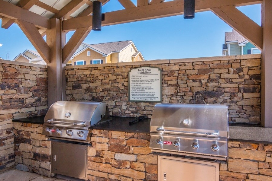 Outdoor Kitchen at Kingston Crossing Apartment Homes, Bossier City