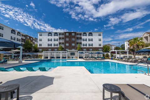 Swimming pool at The Met Apartment Homes, Hattiesburg, MS