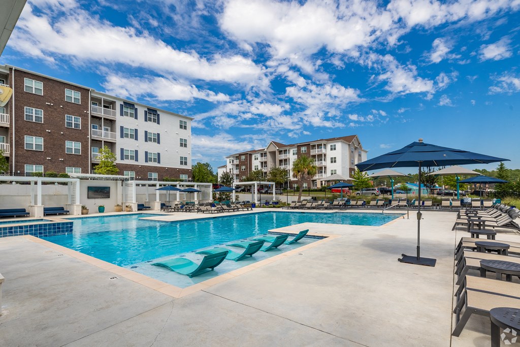 Pool at The Met Apartment Homes, Hattiesburg, MS, 39402