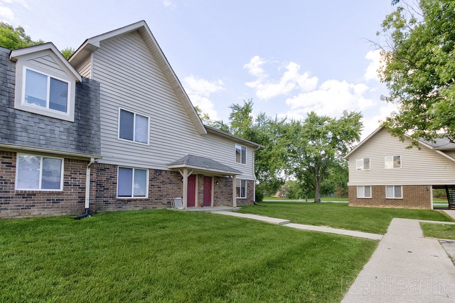 Courtyard With Green Space at Lake Camelot Apartments, Indiana