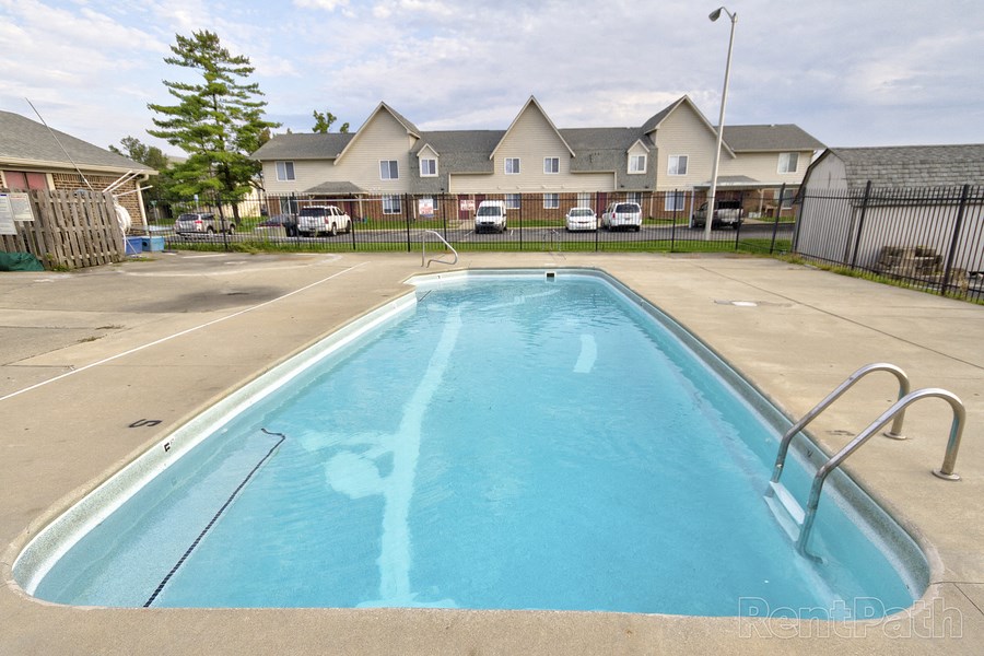 Outdoor Swimming Pool at Lake Camelot Apartments, Indianapolis, 46268