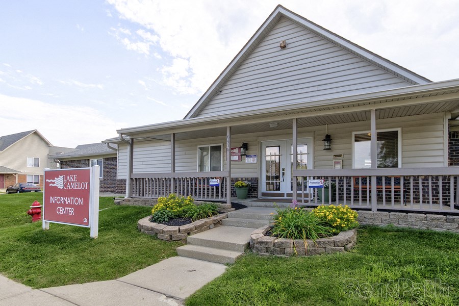 Elegant Exterior View at Lake Camelot Apartments, Indiana