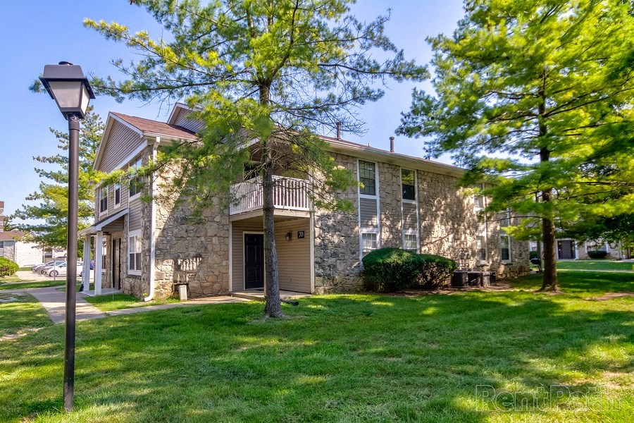 Courtyard With Green Space at Sandstone Court Apartments, Greenwood
