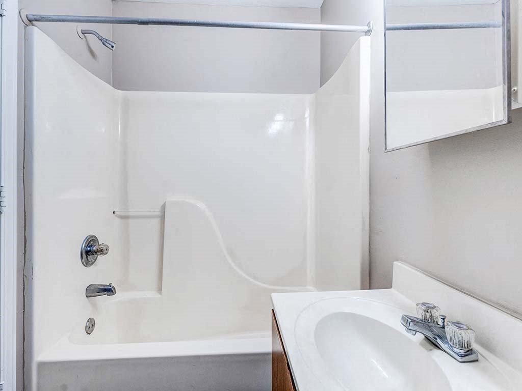 Bathroom With Bathtub at HUB of New Albany, New Albany, 47150