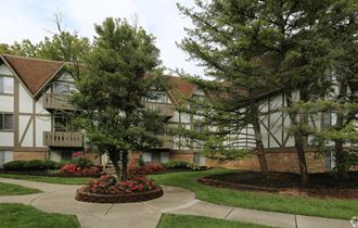 Apartment buildings with meticulous landscaping Apartment buildings with meticulous landscaping at Camelot East Apartments, Fairfield, Ohio