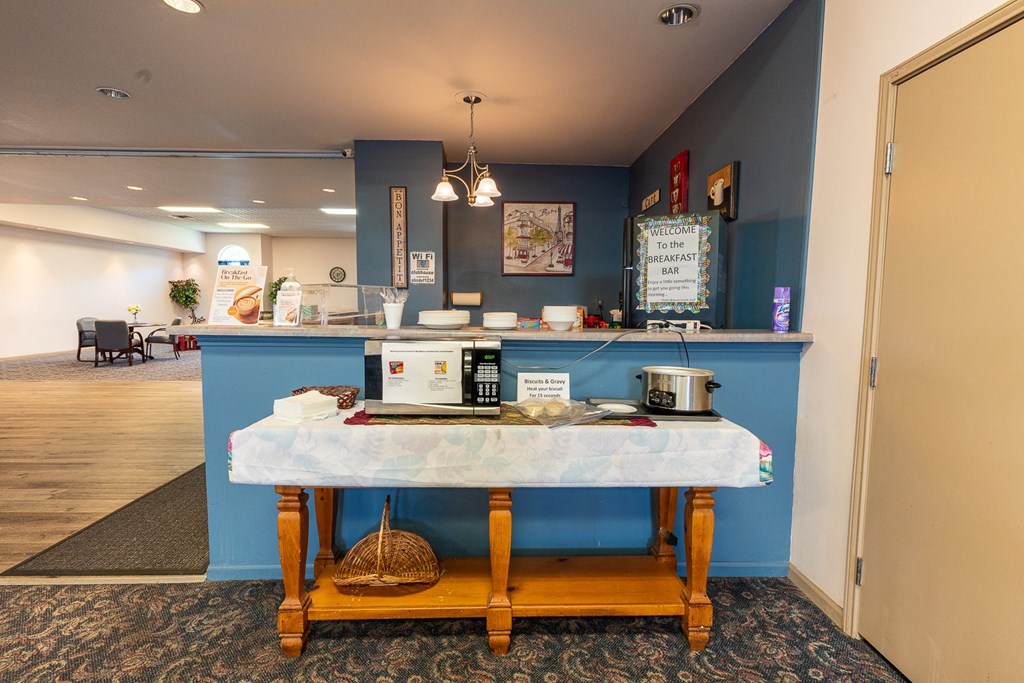 Breakfast Bar at Walnut Creek Apartments, Kokomo