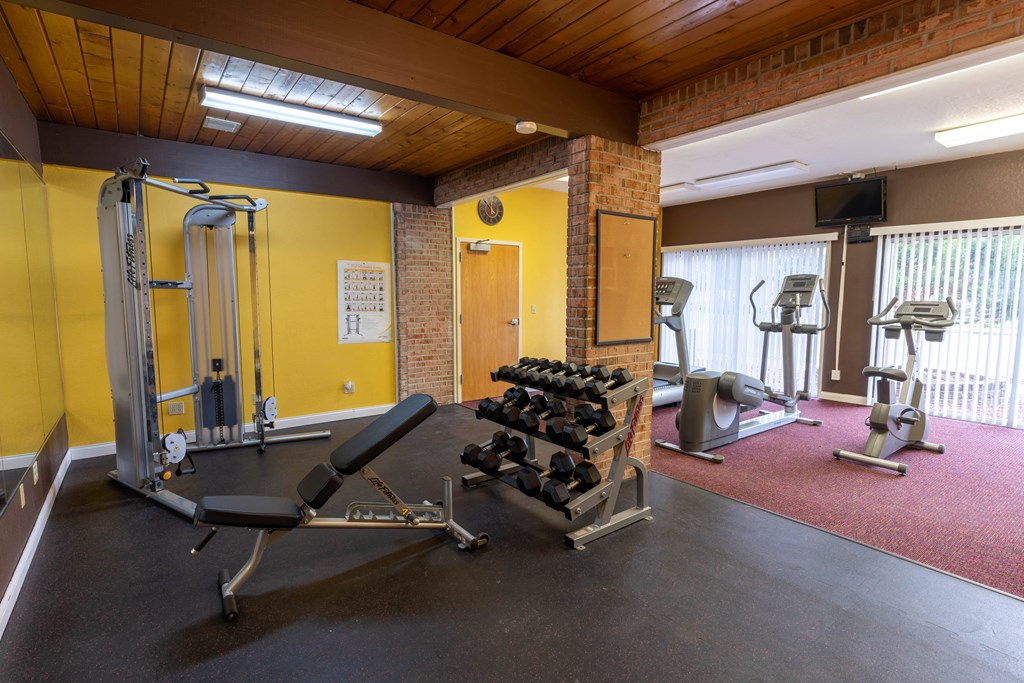 Fitness Center With Modern Equipment at Arbor Pointe Townhomes, Battle Creek