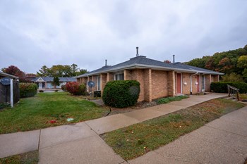 Green Space Green Space at Arbor Pointe Townhomes, Battle Creek, MI - Photo Gallery 4