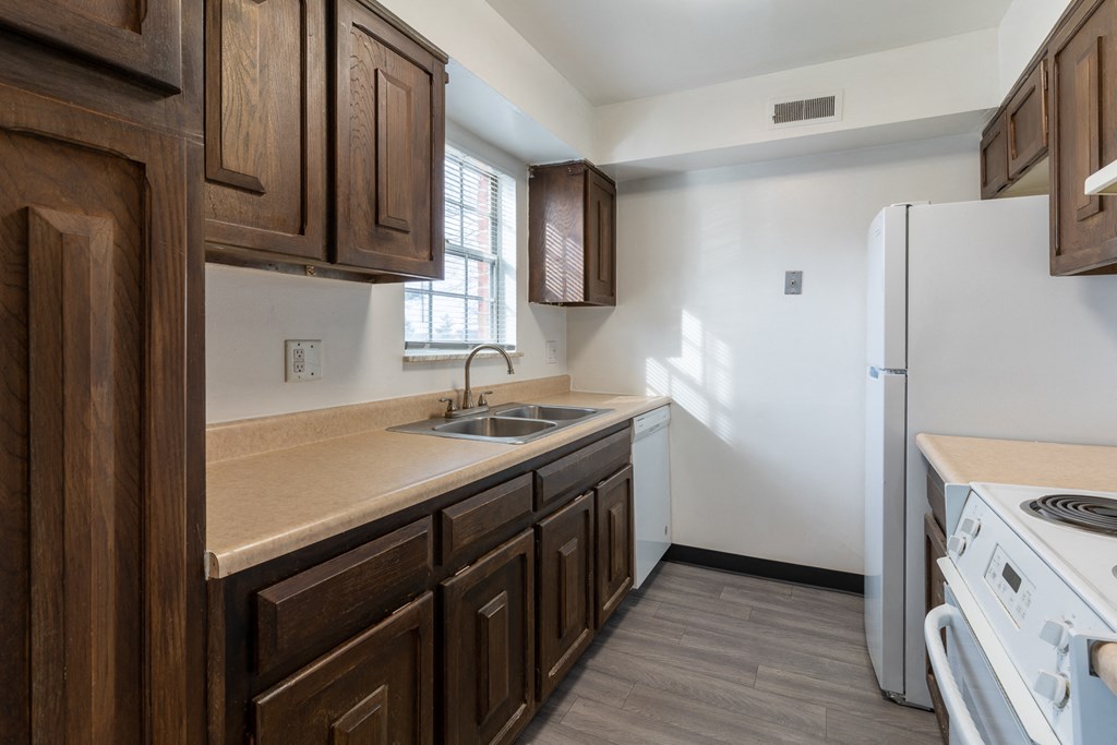 Fully Furnished Kitchen at Olde Towne Apartments, Middletown, OH, 45042
