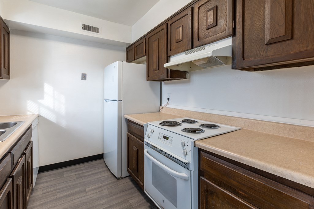 Fully Equipped Kitchen With Modern Appliances at Olde Towne Apartments, Middletown, 45042
