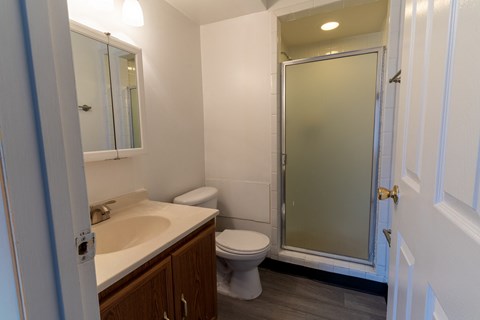 Bathroom With Bathtub at Olde Towne Apartments, Middletown, 45042