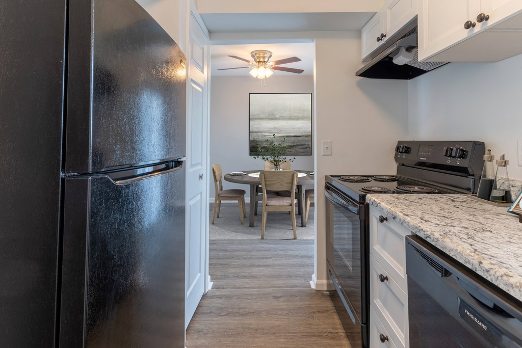 Granite Counter Tops In Kitchen at Olde Towne Apartments, Middletown, OH