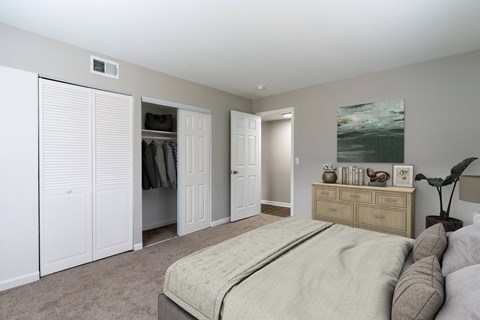 Spacious Bedroom With Comfortable Bed at Olde Towne Apartments, Middletown, Ohio