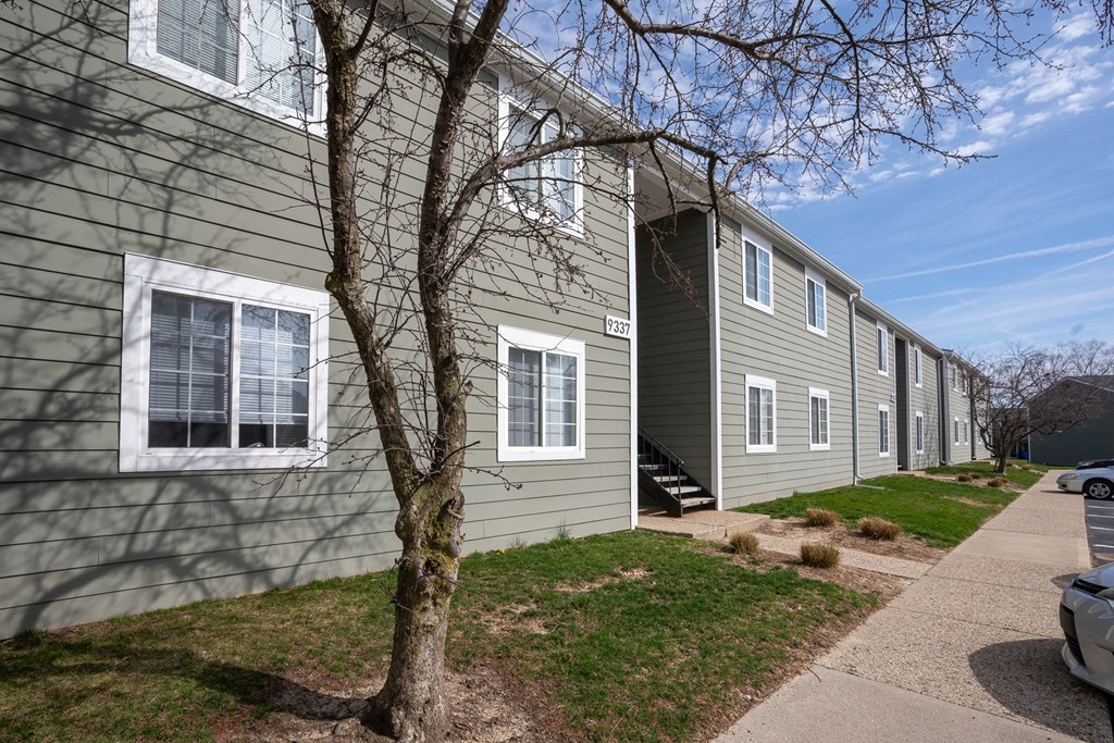 Building exterior at Pickwick Farms Apartments, Indiana