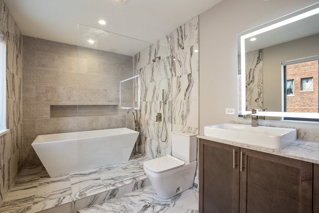Large Soaking Tub In Bathroom at Park Heights by the Lake Apartments, Chicago, 60649