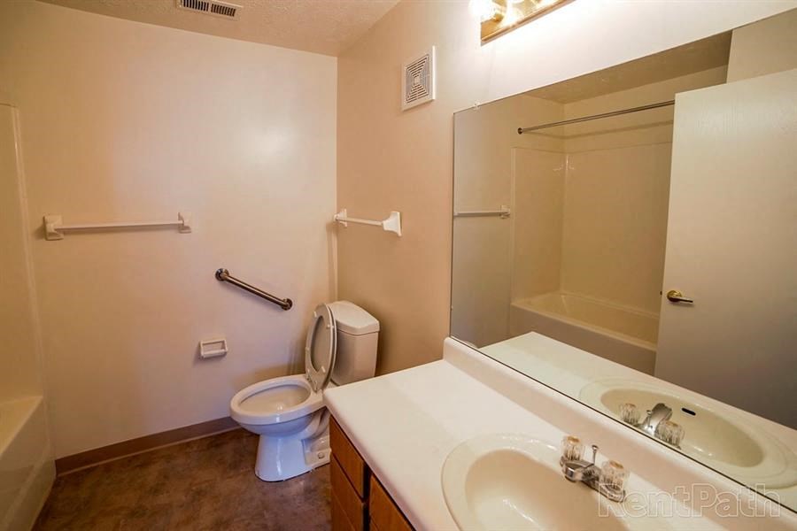 Luxurious Bathrooms at Creekside Square Apartments, Indianapolis, IN, 46254