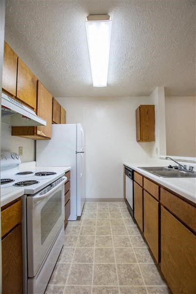 Fully Equipped Kitchen at Creekside Square Apartments, Indiana, 46254