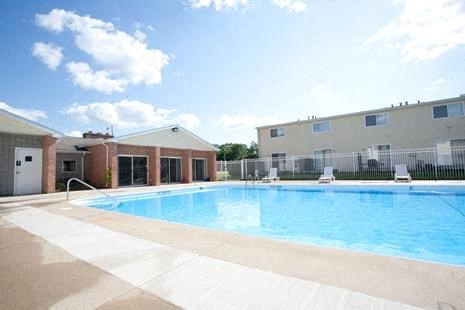 Glimmering Pool at Arbor Pointe Townhomes, Battle Creek, MI, 49037-2040