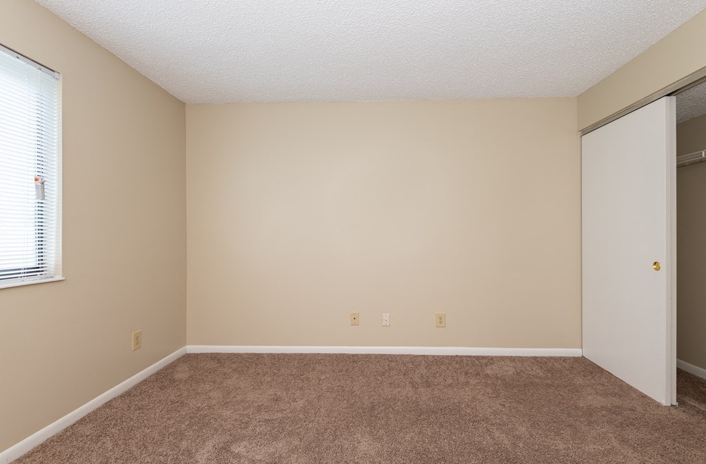Carpeted Bedroom at Meadow View Apartments and Townhomes, Springboro, OH, 45066
