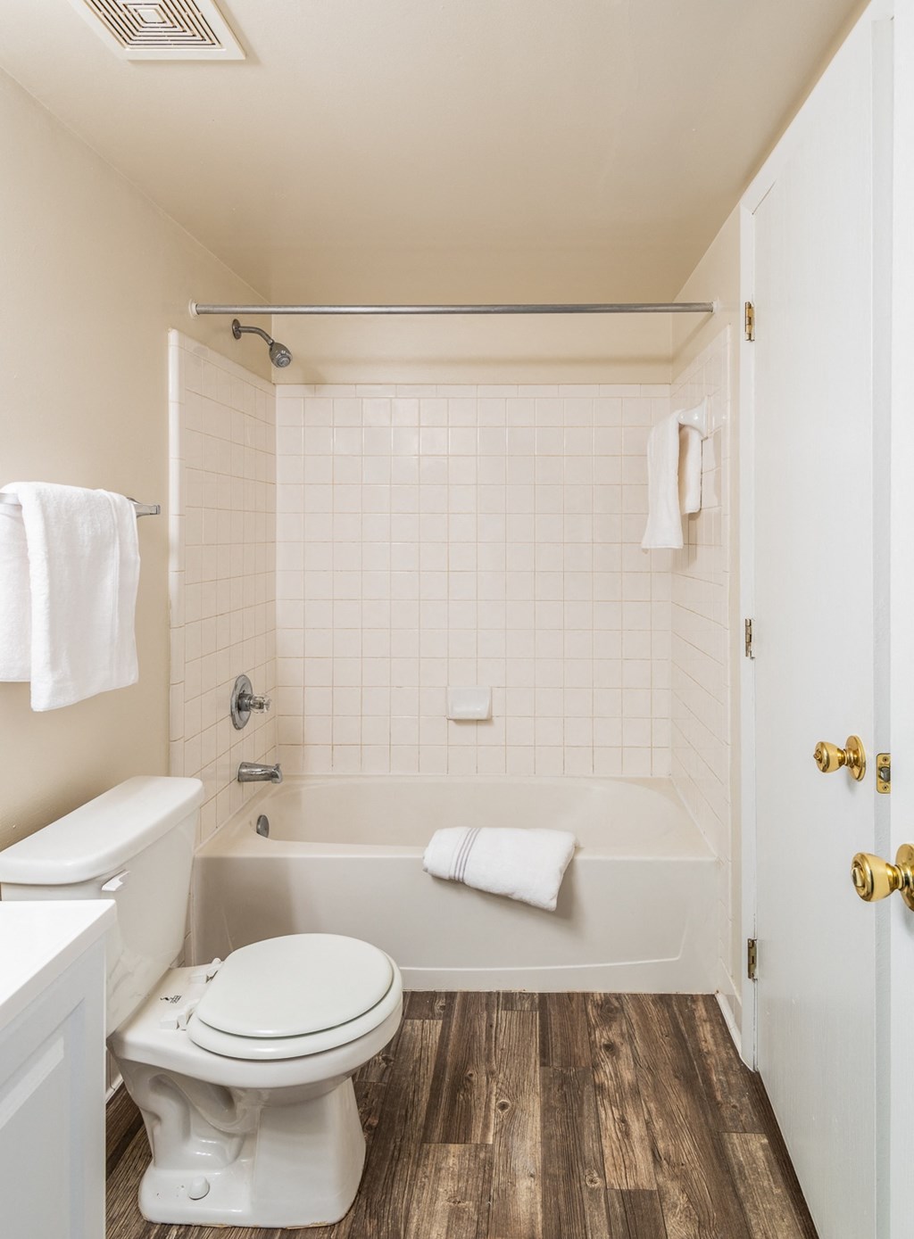 Bathroom With Bathtub at Meadow View Apartments and Townhomes, Springboro, Ohio