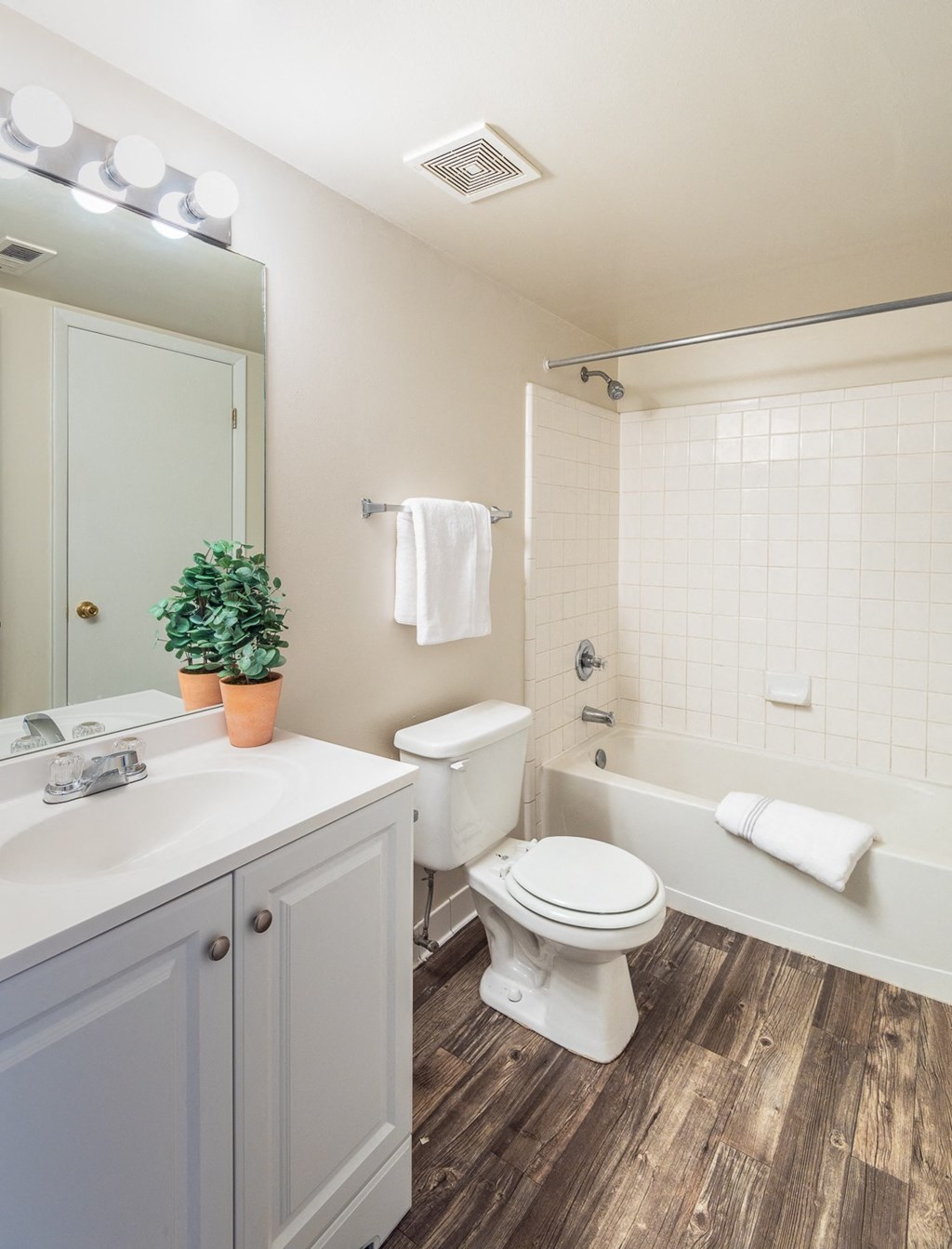 Luxurious Bathroom at Meadow View Apartments and Townhomes, Springboro, 45066